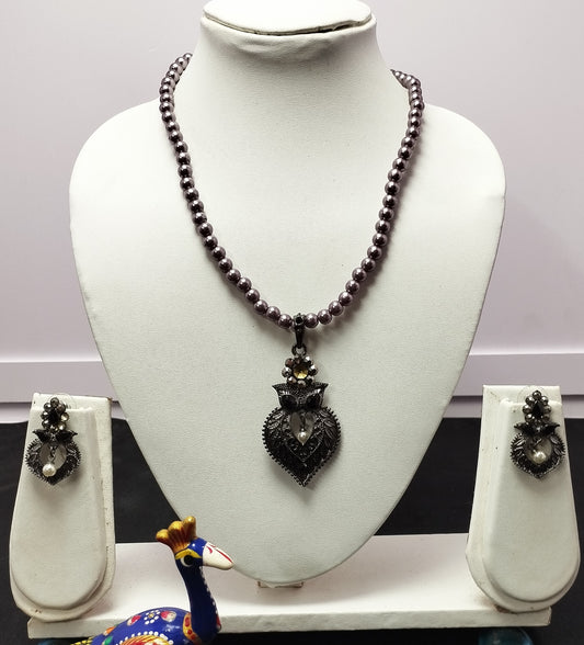 Grey pearl necklace