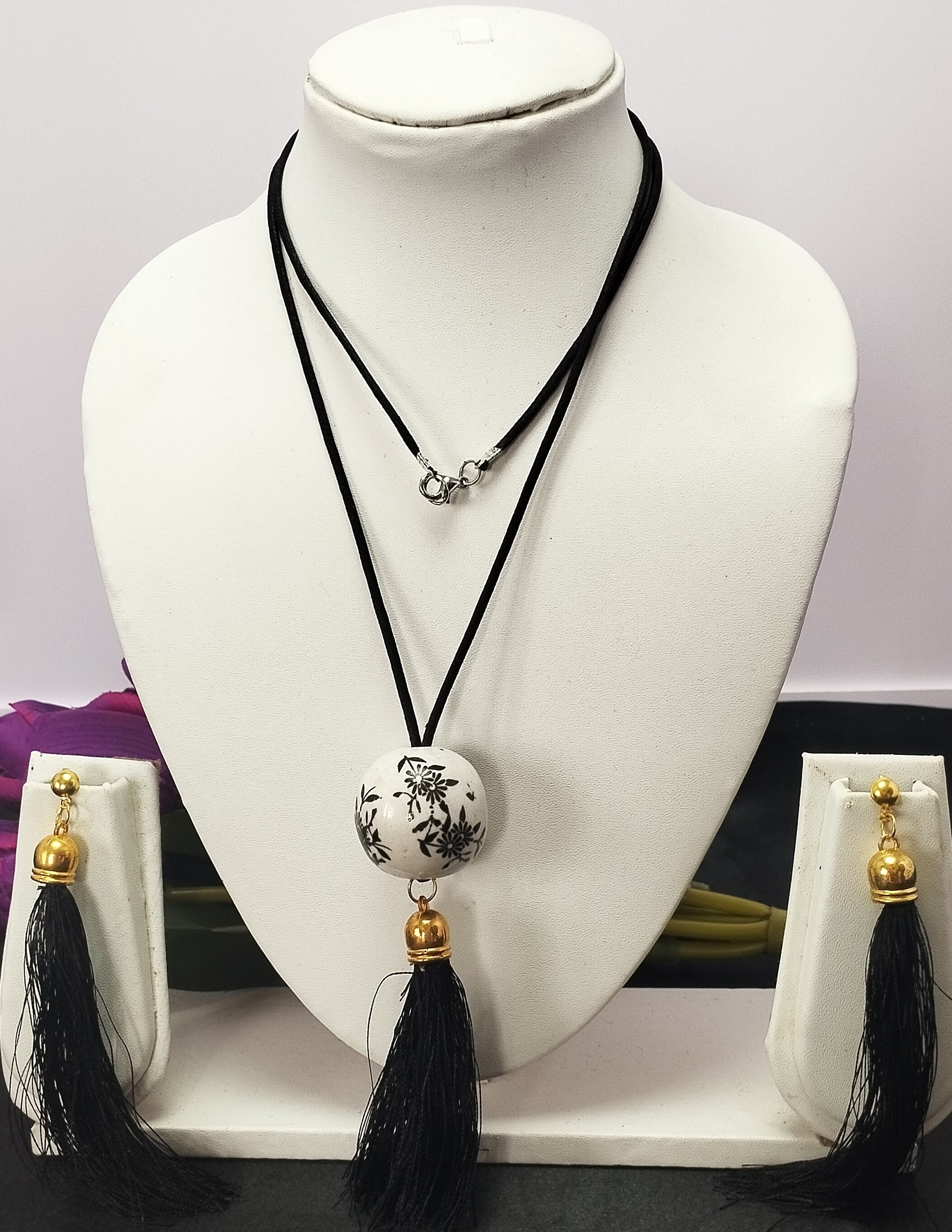 Black long thread necklace hotsell