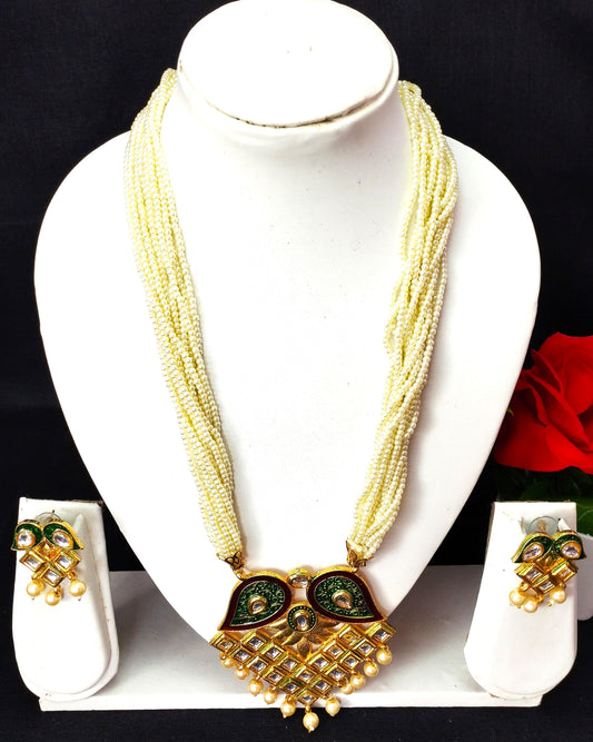 Off-white kundan  pendent necklace