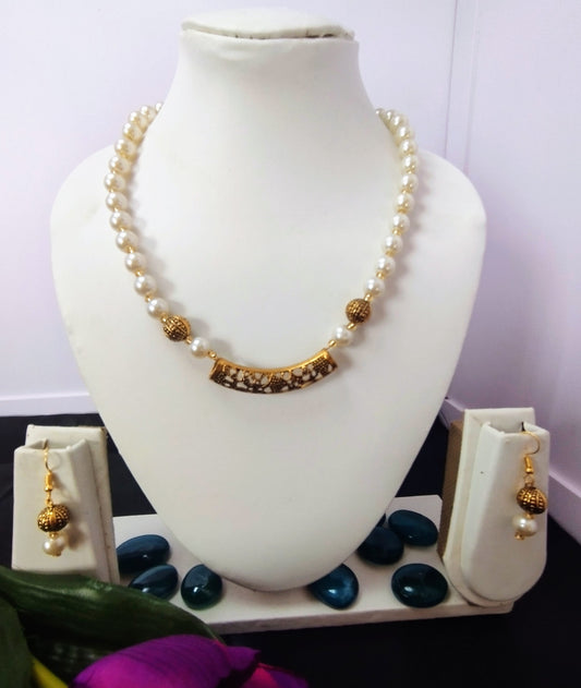 Off white pearl necklace with earrings